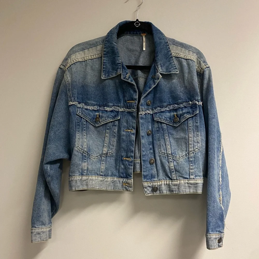 Free People Bedford Distressed Medium Wash Cropped Jacket Size Small - Picture 10 of 13